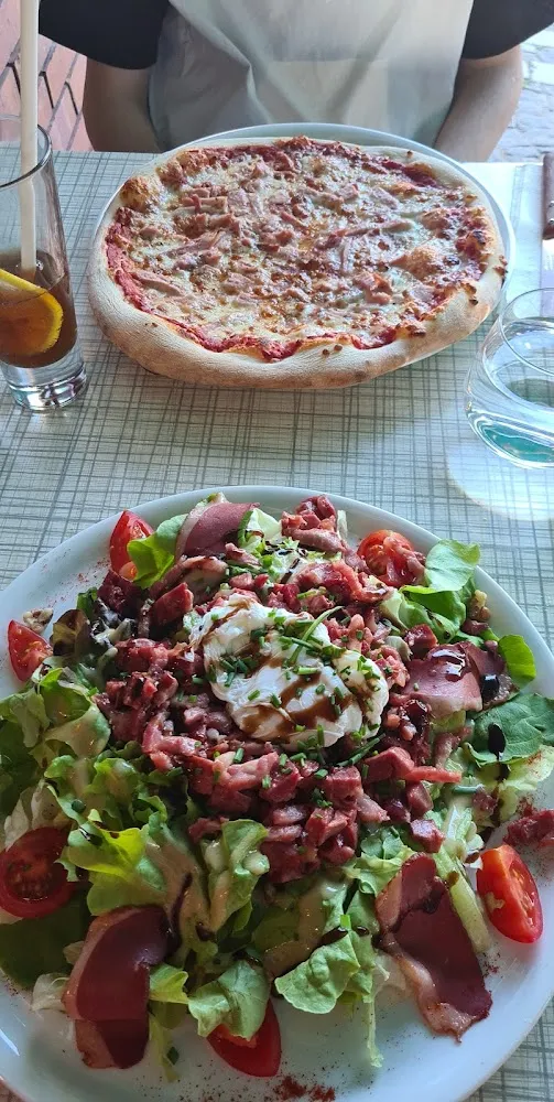 Pizza Marguerite Et Salade Poyaudine